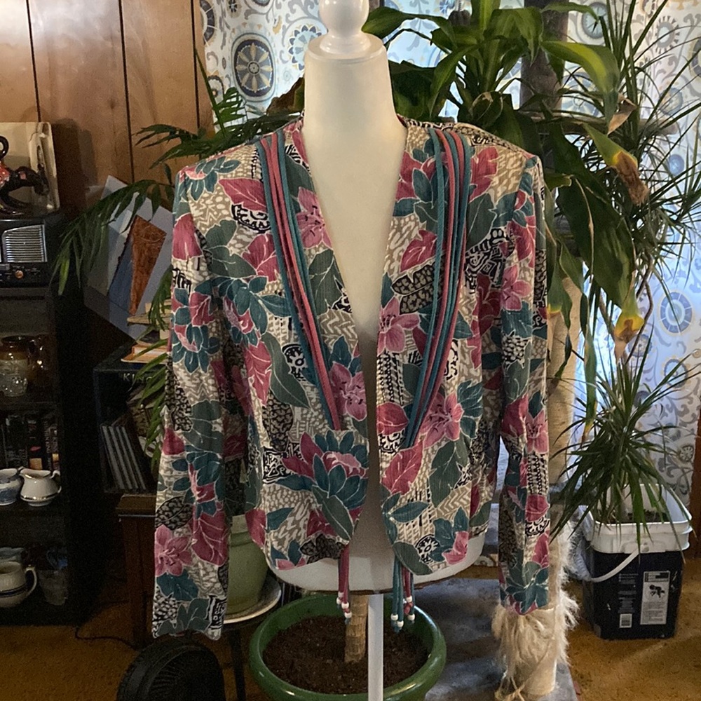 Blouse, tie island print by Lucia with 5 strings on each side